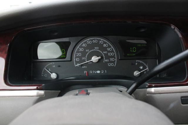 Used 2003 Lincoln Town Car Signature image 7