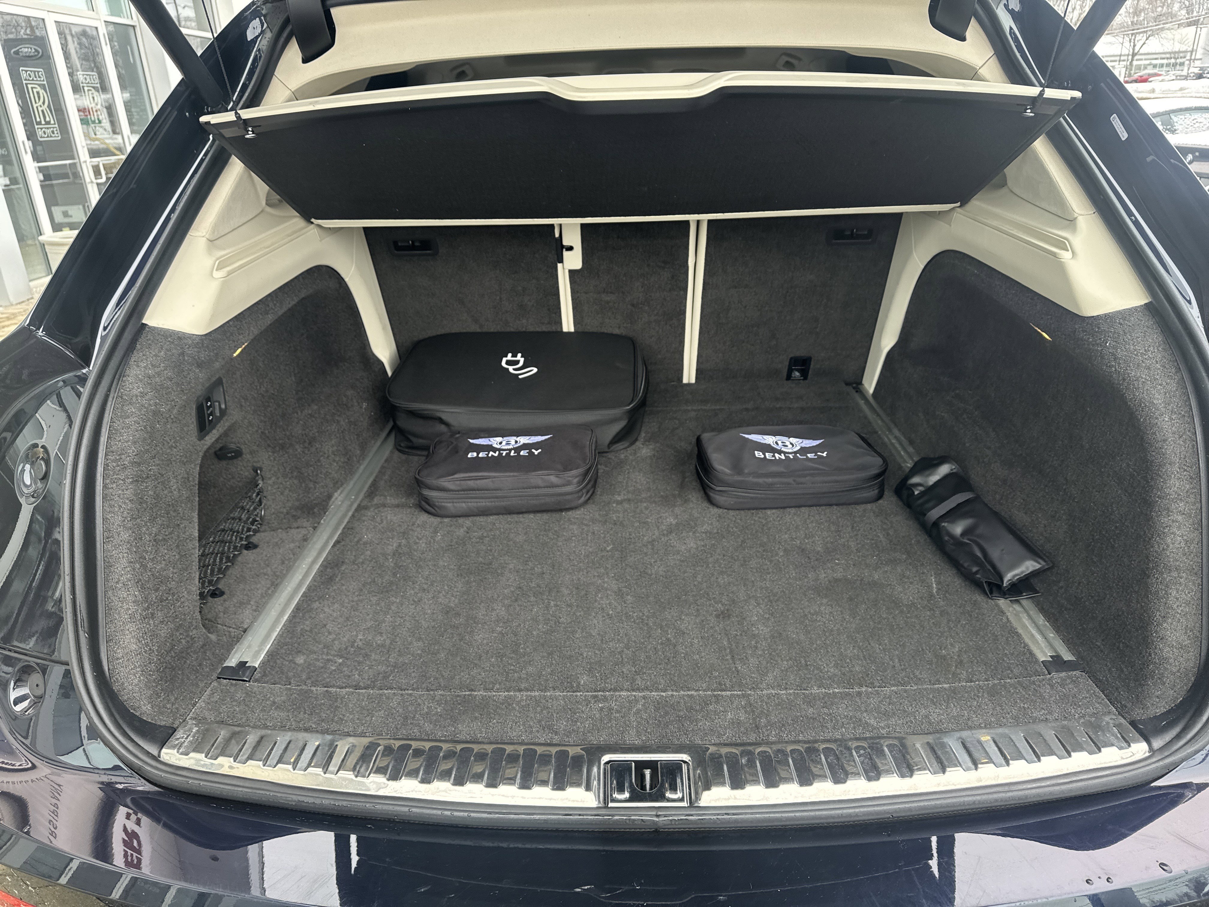 Used 2024 Bentley Bentayga Plug-In Hybrid image 28