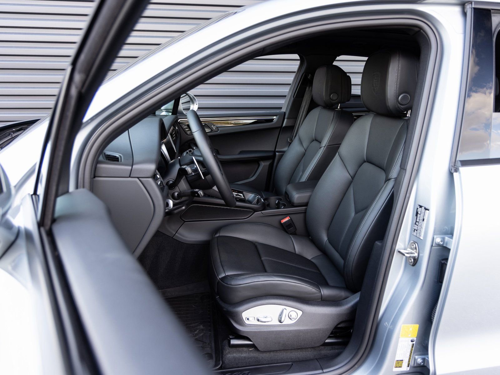 Certified 2026 Porsche Macan image 5