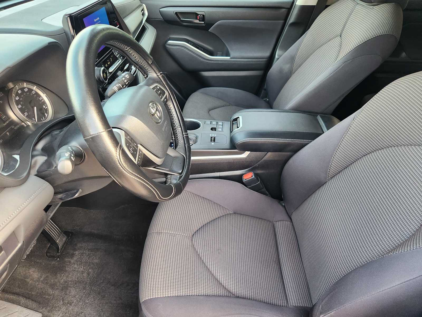 Used 2023 Toyota Highlander LE FWD image 12