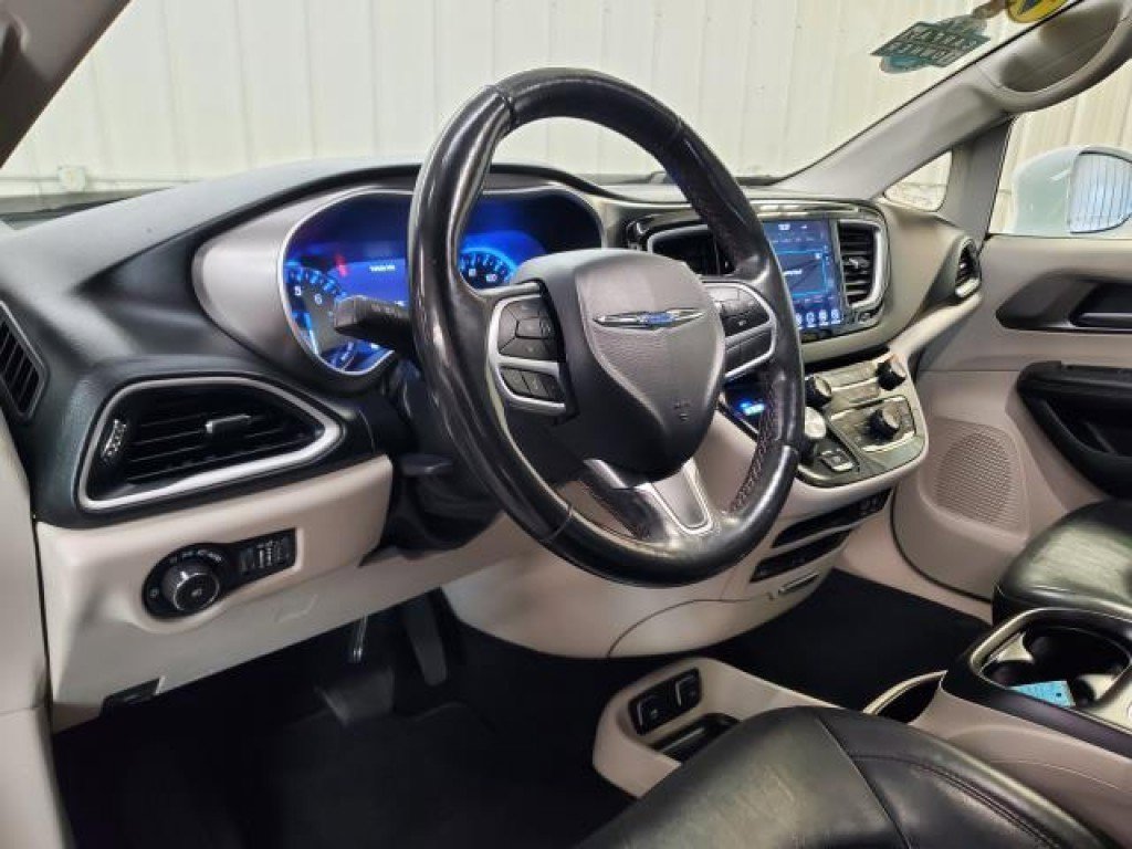 Used 2020 Chrysler Pacifica Touring-L Plus image 18