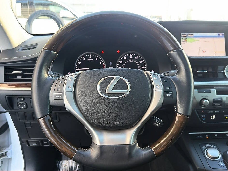 Used 2015 Lexus ES 350 w/ Luxury Package FWD image 6