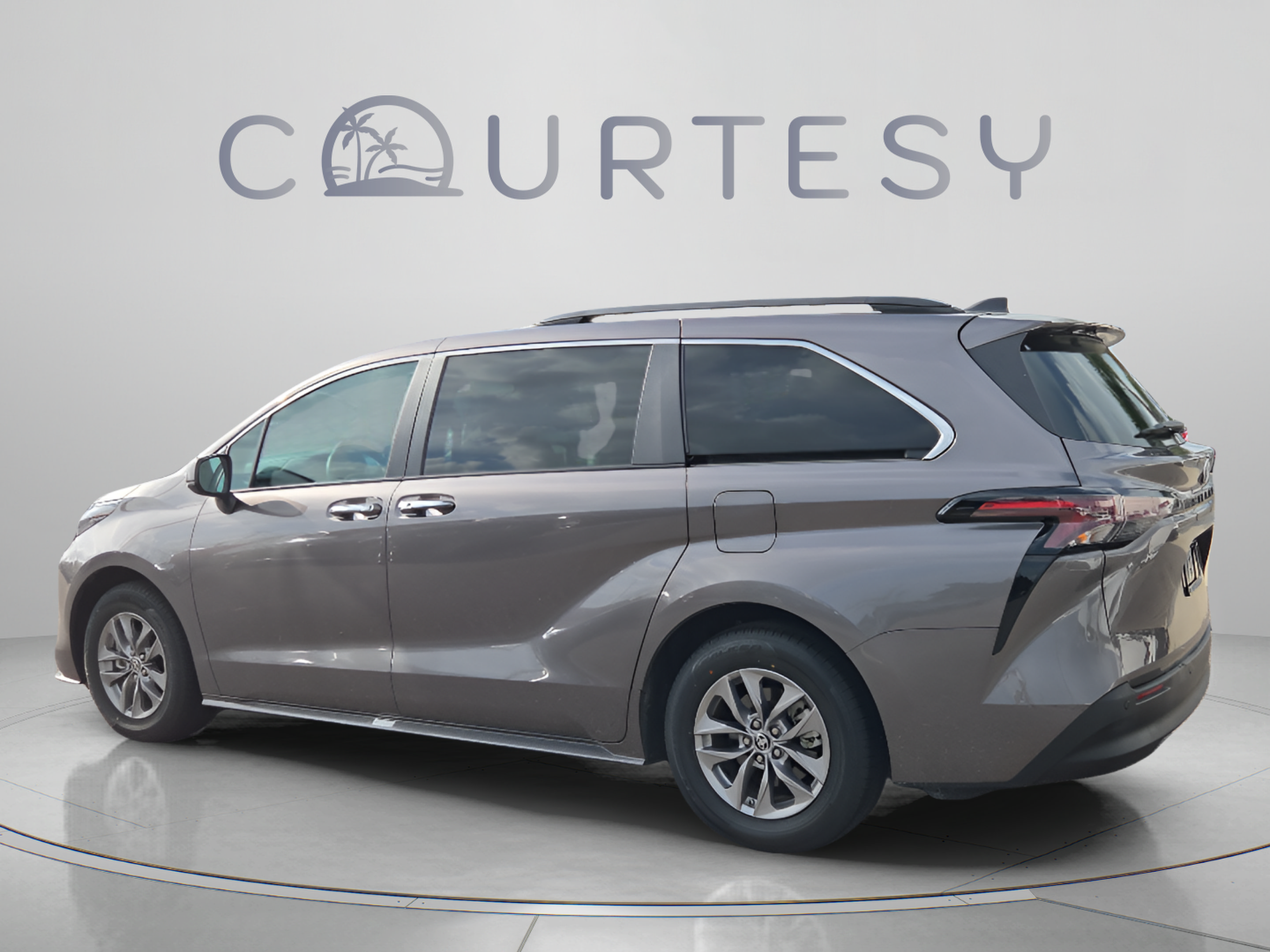 Certified 2024 Toyota Sienna XLE FWD image 3