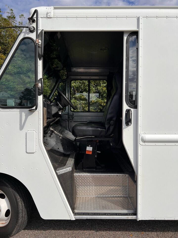 Used 2014 Ford E-350 and Econoline 350 Super Duty w/ A/C Prep Package image 12