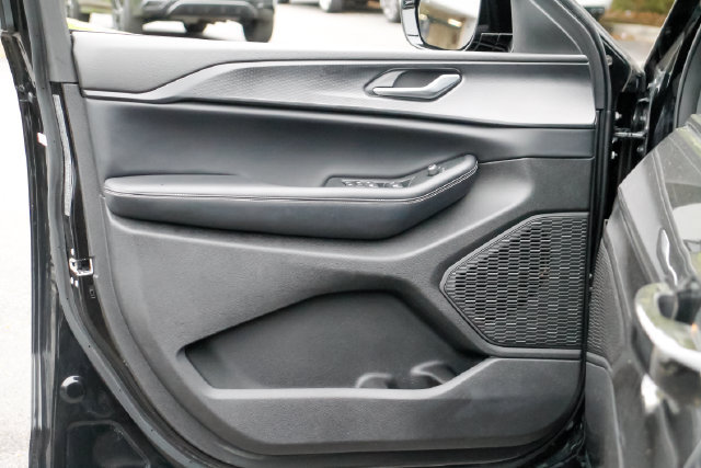 Used 2024 Jeep Grand Cherokee Altitude AWD/4WD image 4