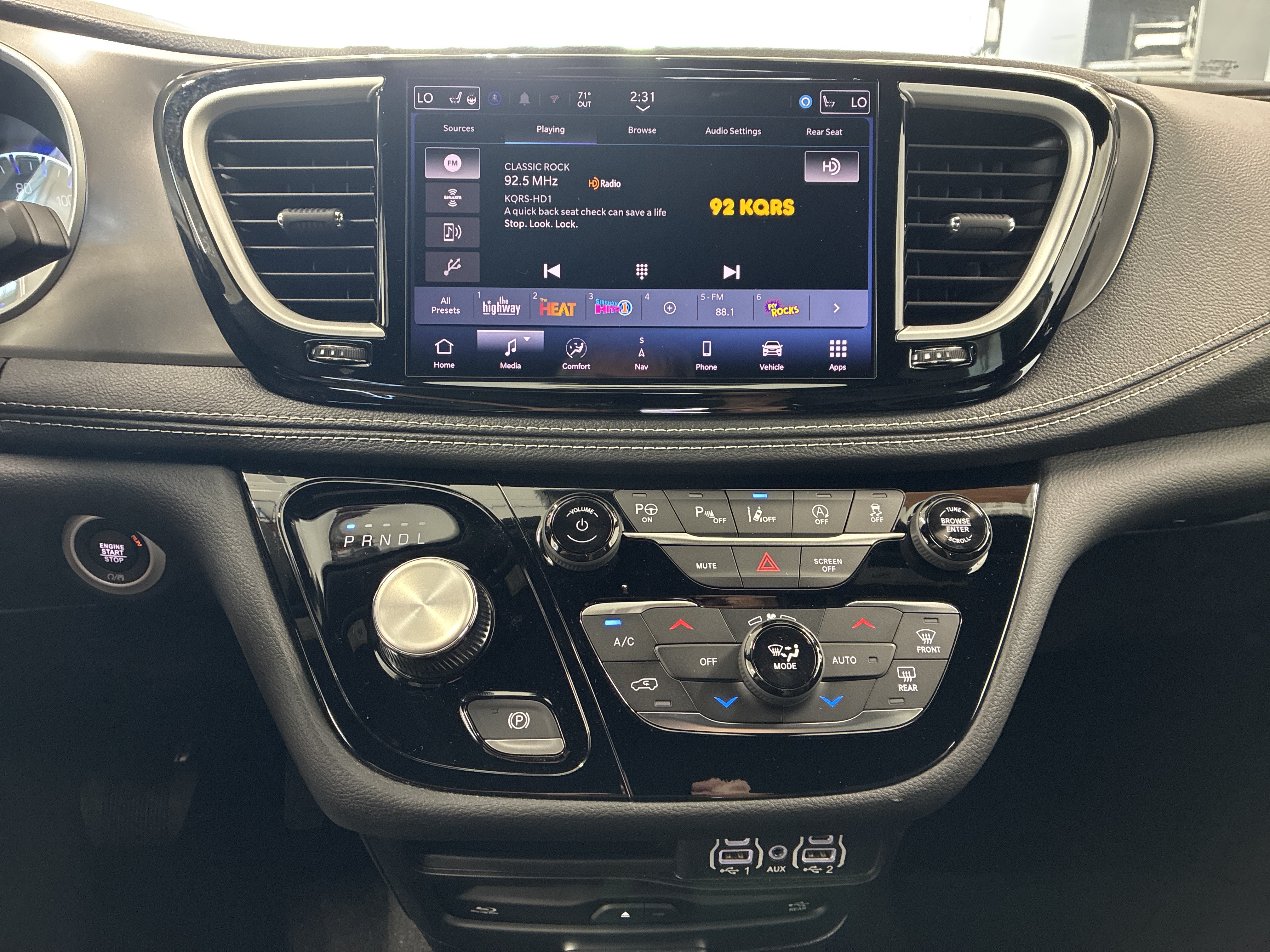 Certified 2025 Chrysler Pacifica Select w/ Uconnect Theater Family Group FWD image 31