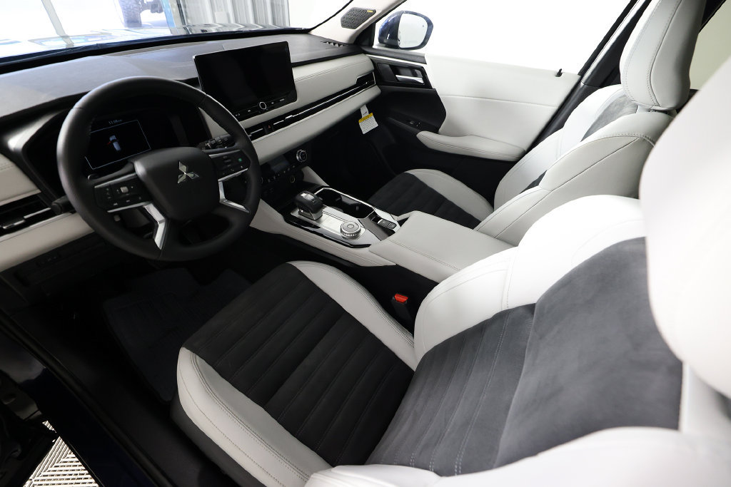 Used 2025 Mitsubishi Outlander SE FWD image 19