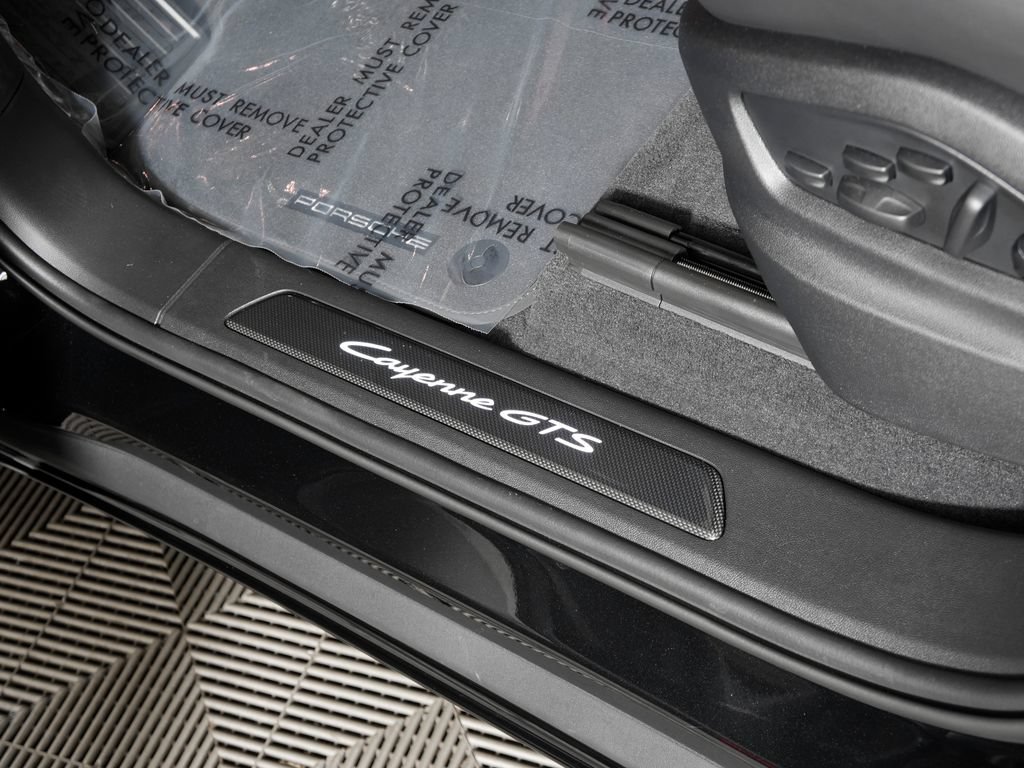 Used 2026 Porsche Cayenne GTS AWD/4WD image 17