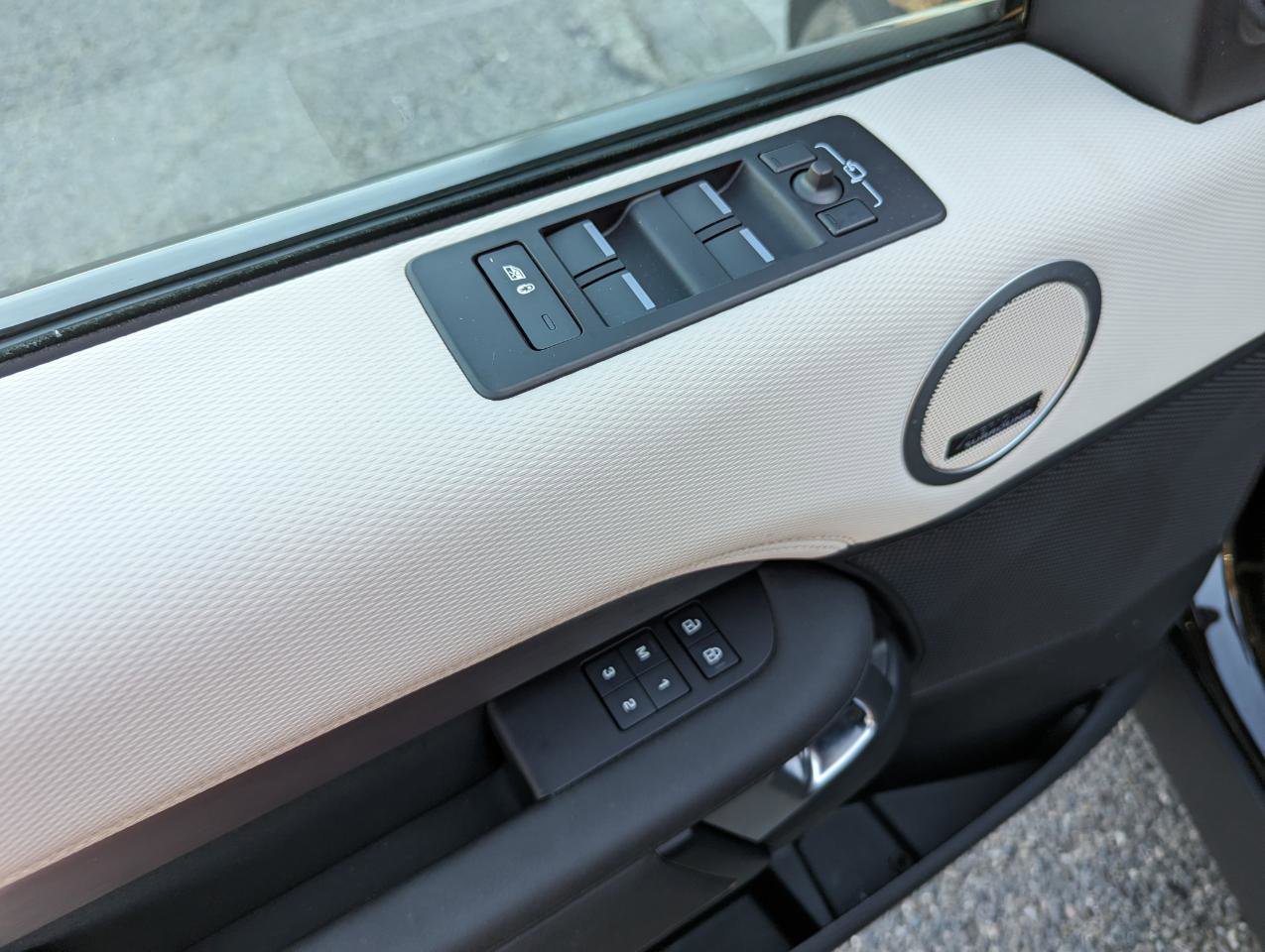 Used 2024 Land Rover Discovery Dynamic SE image 10