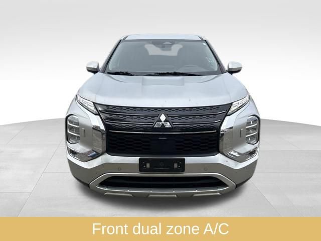 Used 2024 Mitsubishi Outlander SE image 2