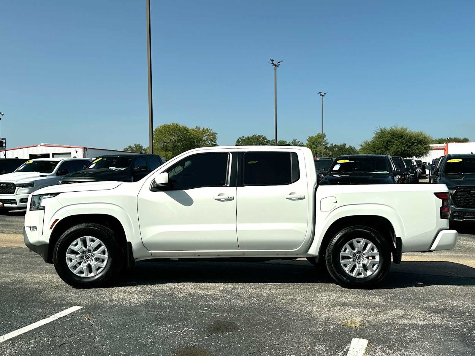 Used 2024 Nissan Frontier SV w/ SV Convenience Package RWD image 12