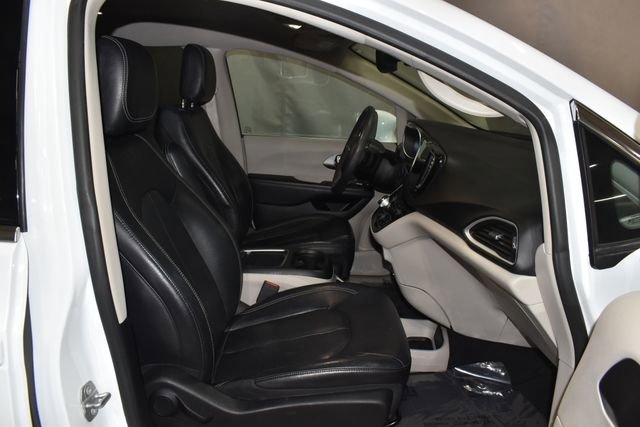 Certified 2022 Chrysler Pacifica Touring-L image 28