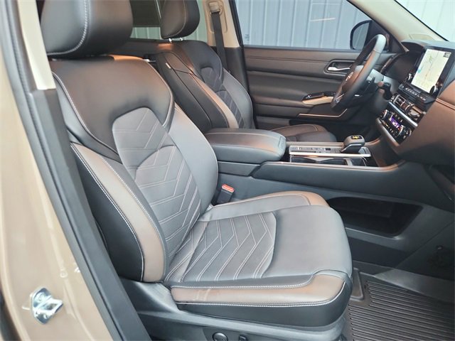 Used 2024 Nissan Pathfinder Platinum w/ Cargo Package image 40