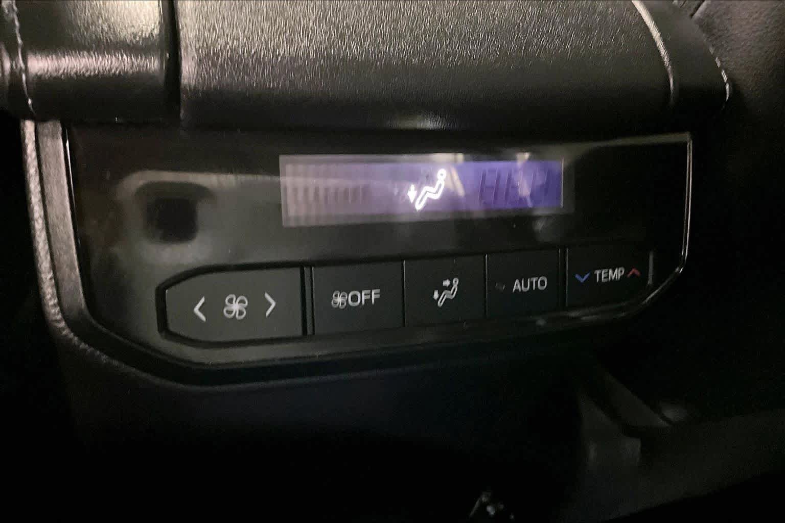 Used 2023 Toyota Highlander XLE AWD/4WD image 34
