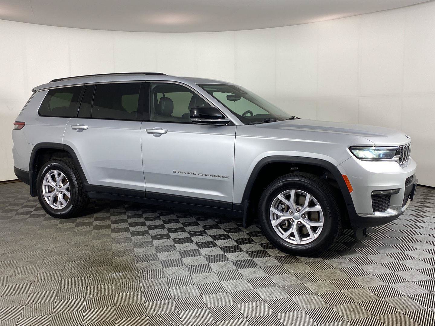 Used 2021 Jeep Grand Cherokee L Limited w/ MOPAR Finishing Package AWD/4WD image 3