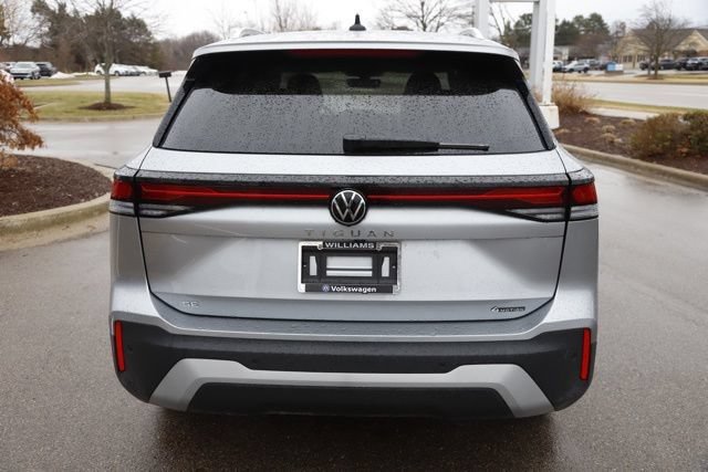 Used 2025 Volkswagen Tiguan SE w/ Panoramic Sunroof Package AWD/4WD image 4