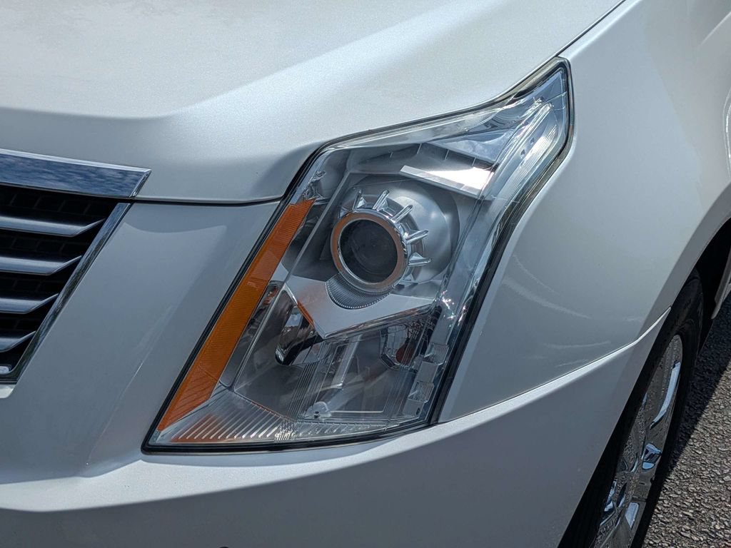 Used 2015 Cadillac SRX Luxury w/ Driver Awareness Package FWD image 11
