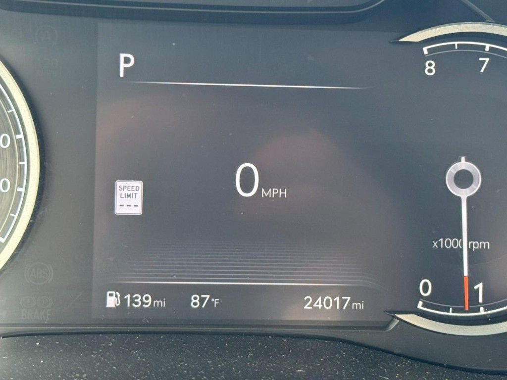 Used 2025 Genesis G70 2.5T image 18