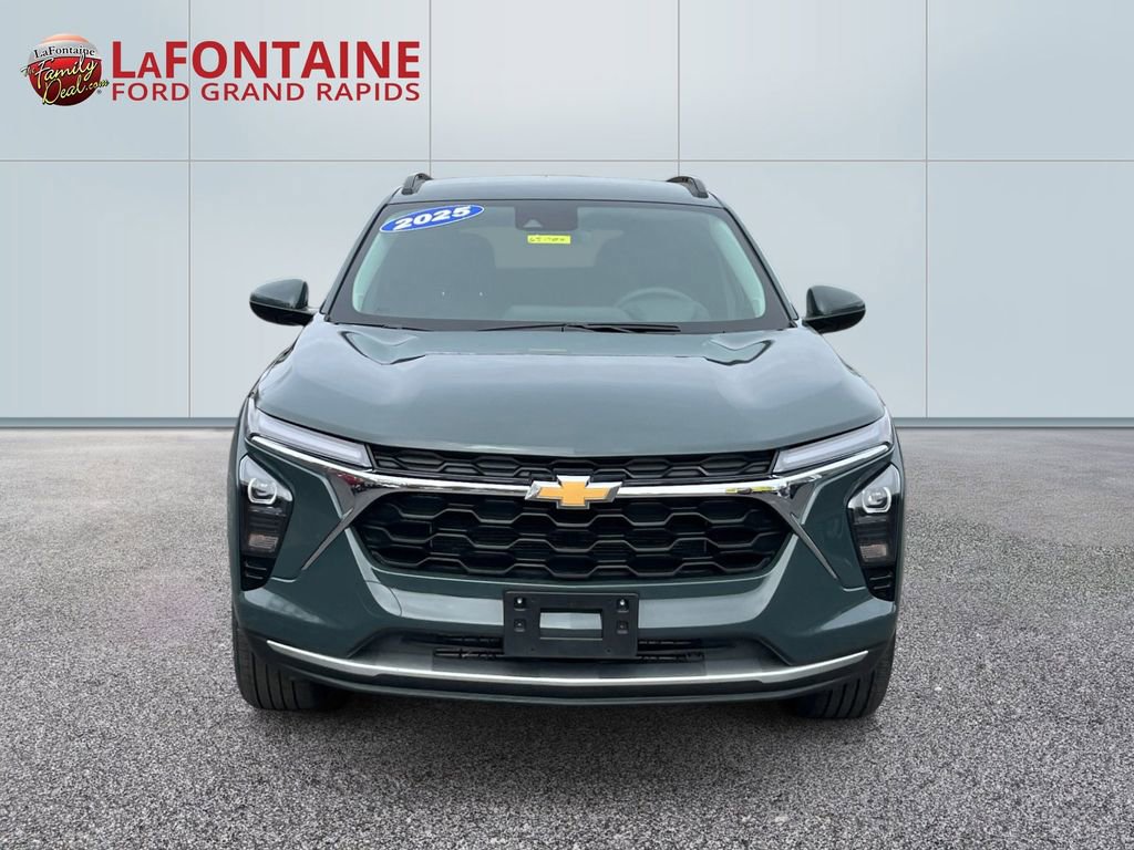Used 2025 Chevrolet Trax LT FWD image 2
