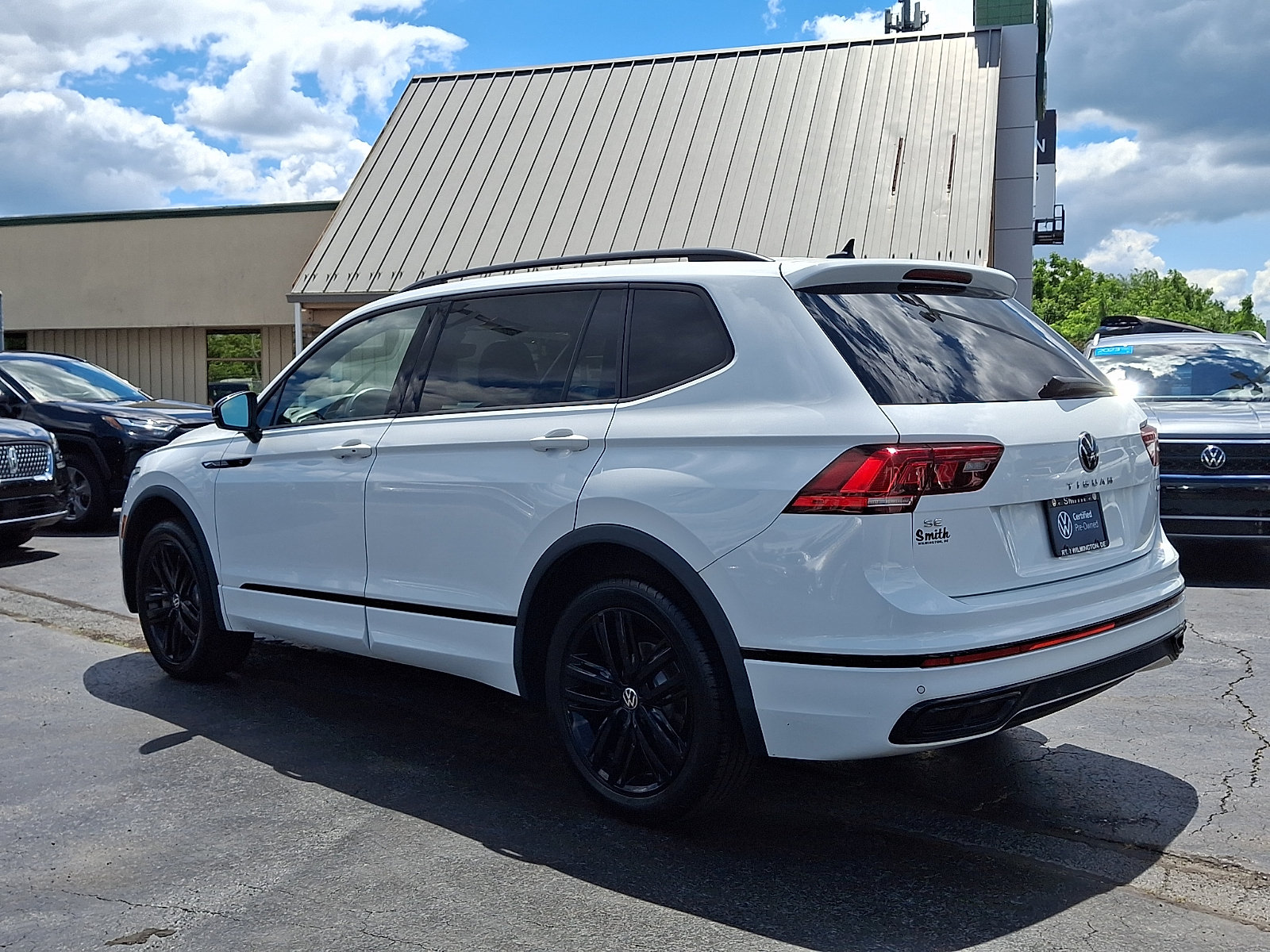 Certified 2022 Volkswagen Tiguan SE R-Line AWD/4WD image 4