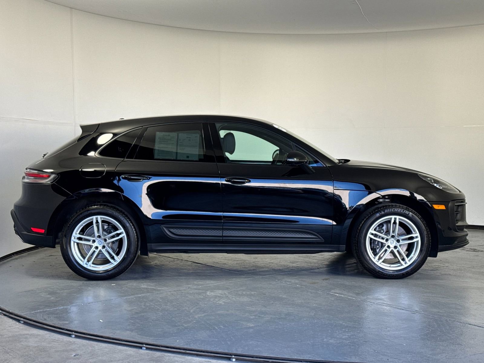 Certified 2025 Porsche Macan image 9