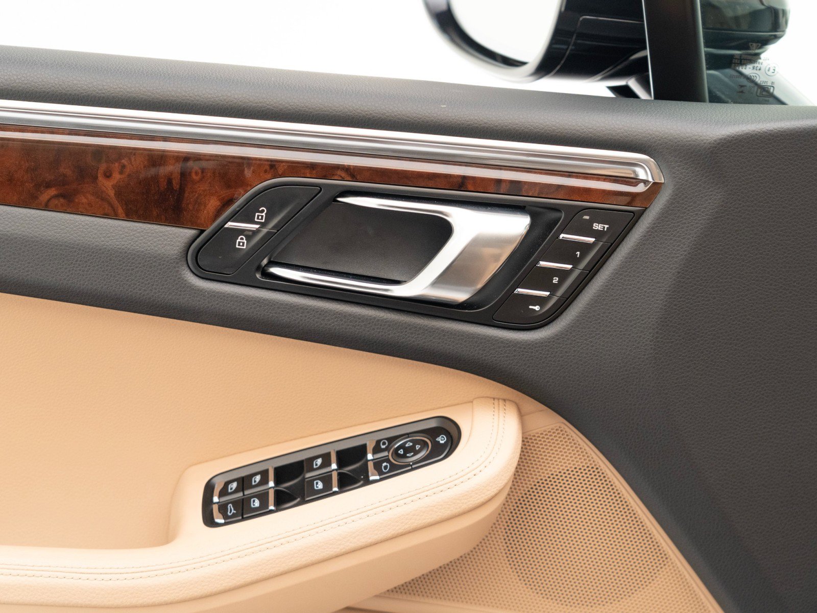 Certified 2025 Porsche Macan image 24