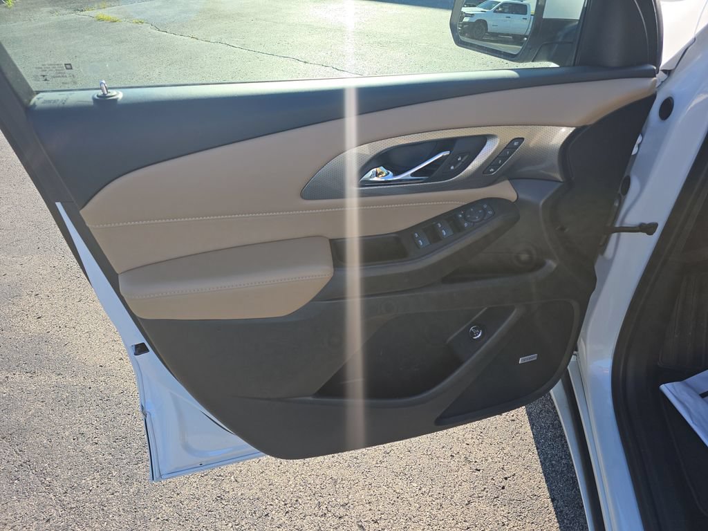 Used 2023 Chevrolet Traverse Premier FWD image 12