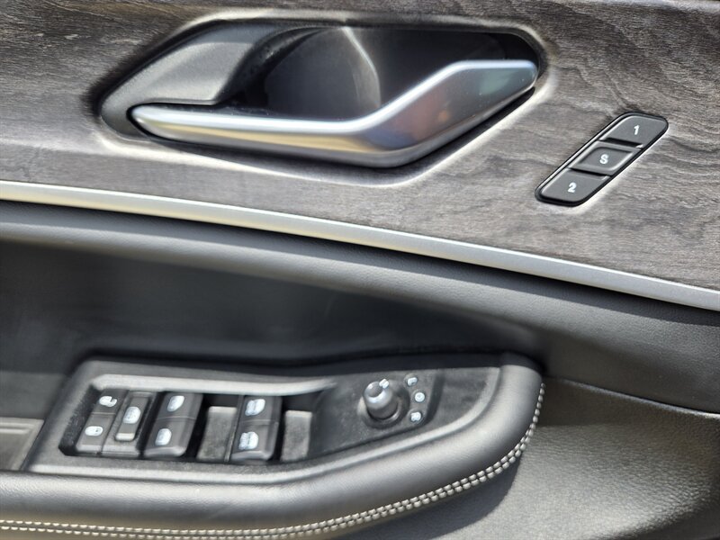 Used 2023 Jeep Grand Cherokee Limited w/ Black Appearance Package AWD/4WD image 18