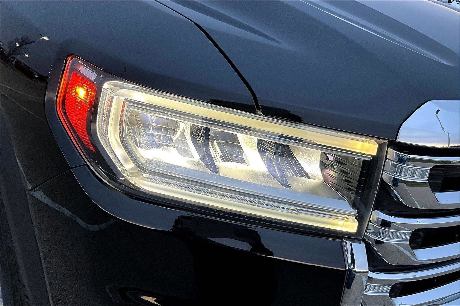 Used 2023 GMC Acadia SLT w/ Technology Package image 30