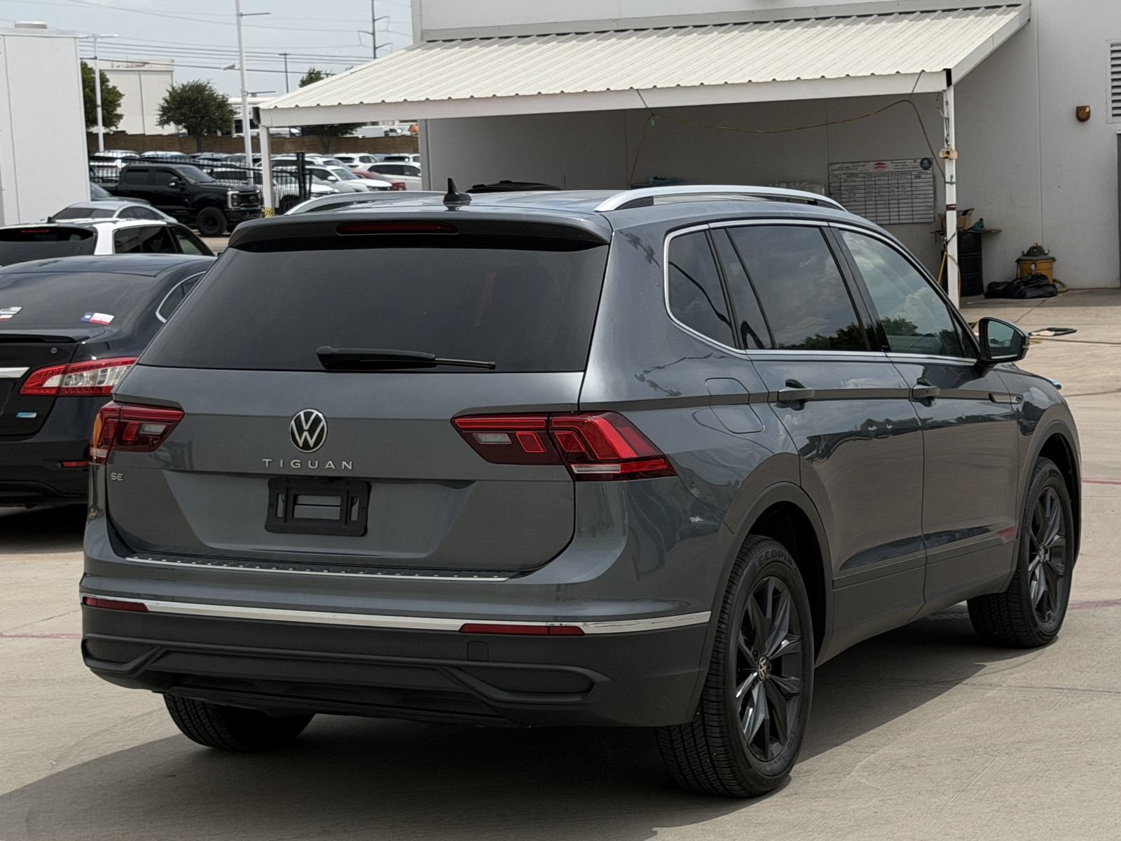 Used 2024 Volkswagen Tiguan SE FWD image 4