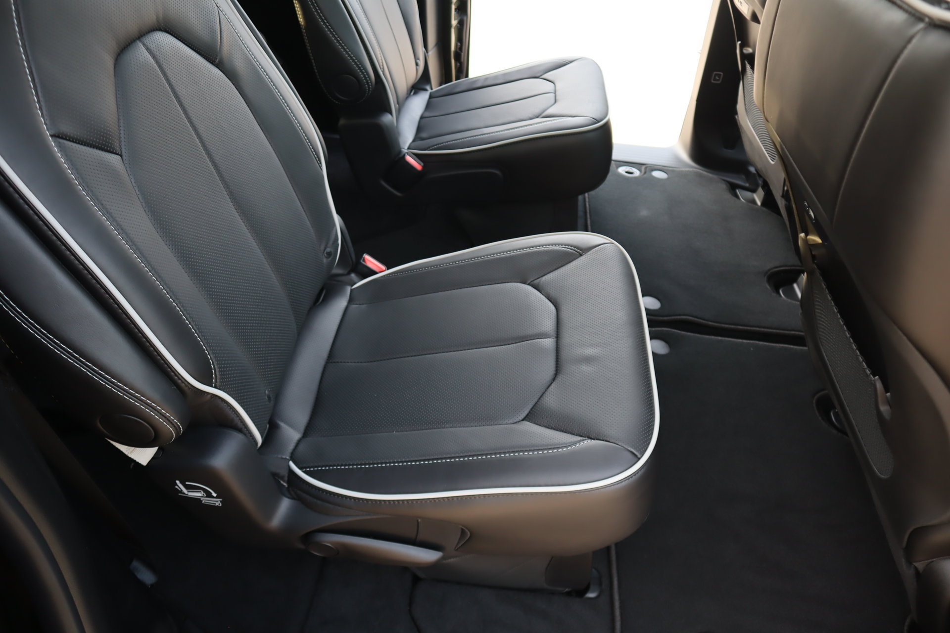 New 2027 Chrysler Pacifica Limited FWD image 16