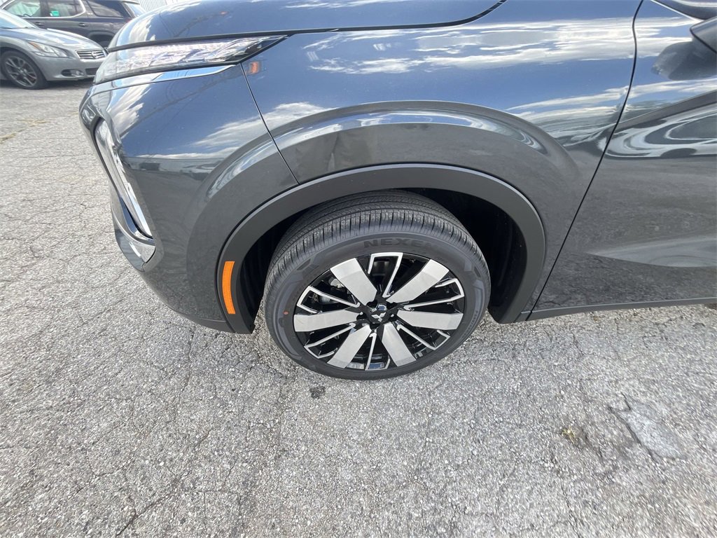 New 2025 Mitsubishi Outlander SE image 2