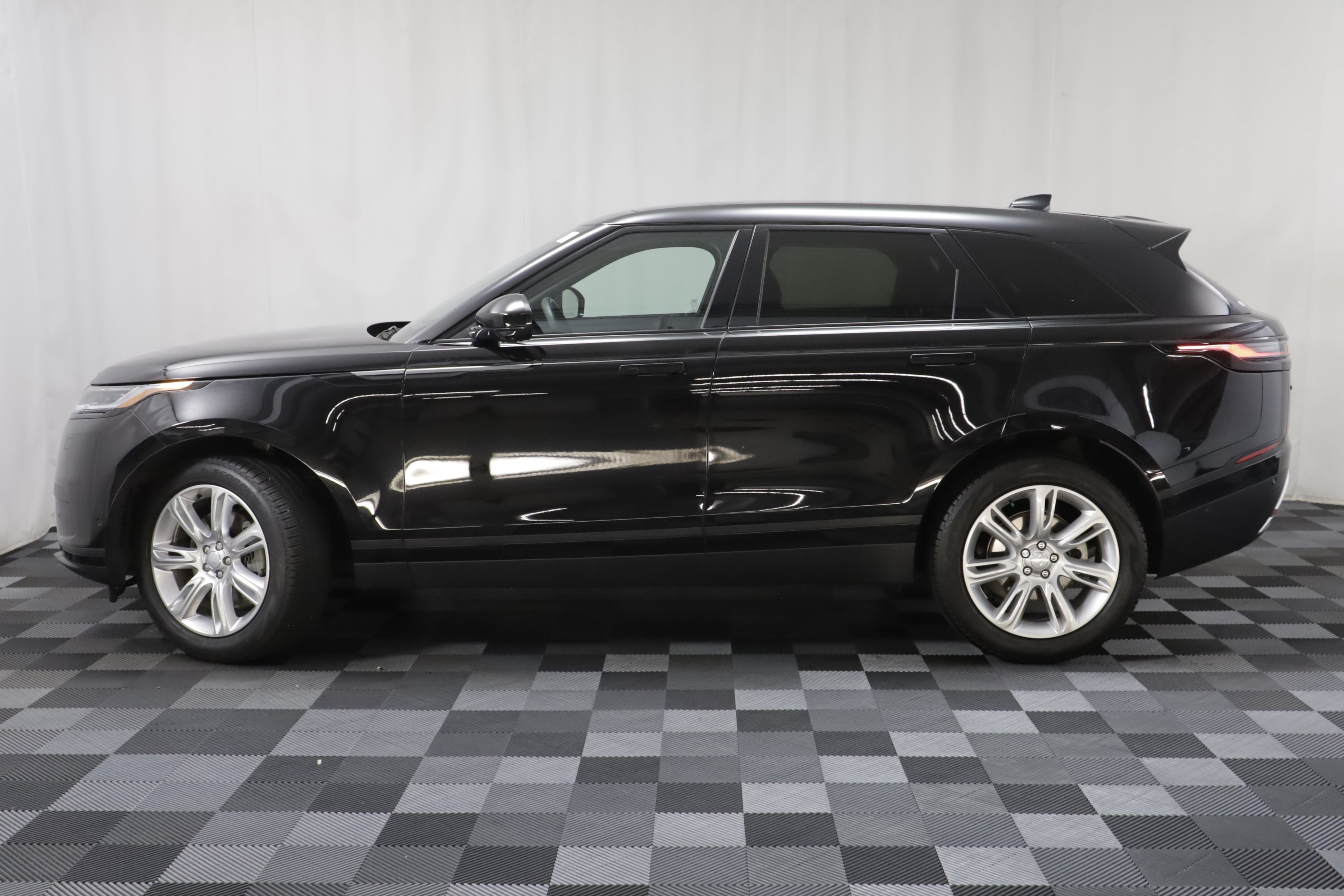 Used 2025 Land Rover Range Rover Velar S AWD/4WD image 4
