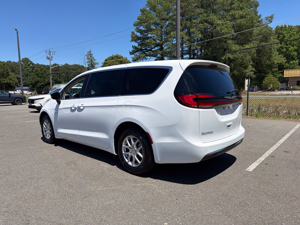Used 2024 Chrysler Pacifica Touring-L FWD image 11