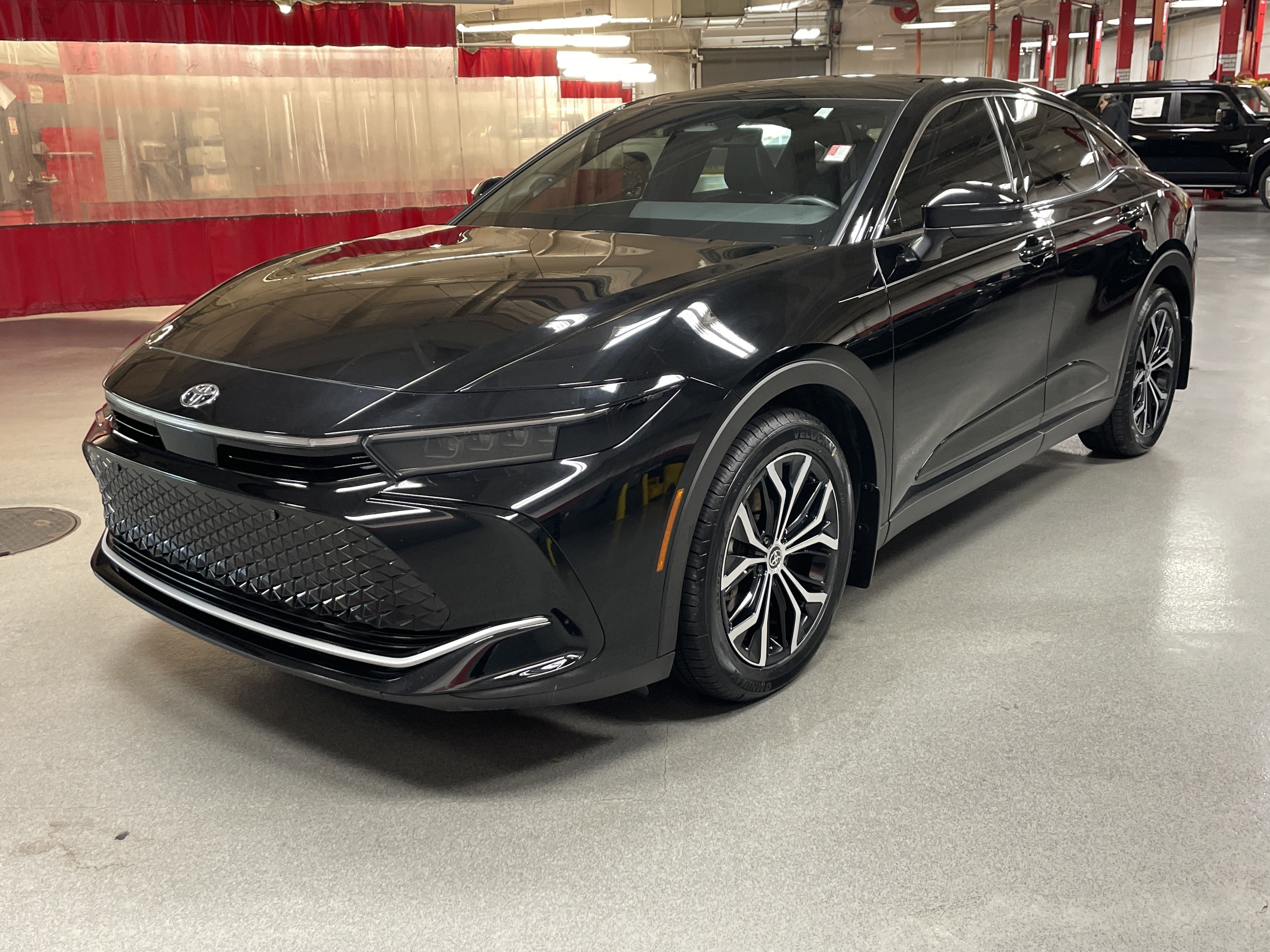 Used 2024 Toyota Crown Limited image 5