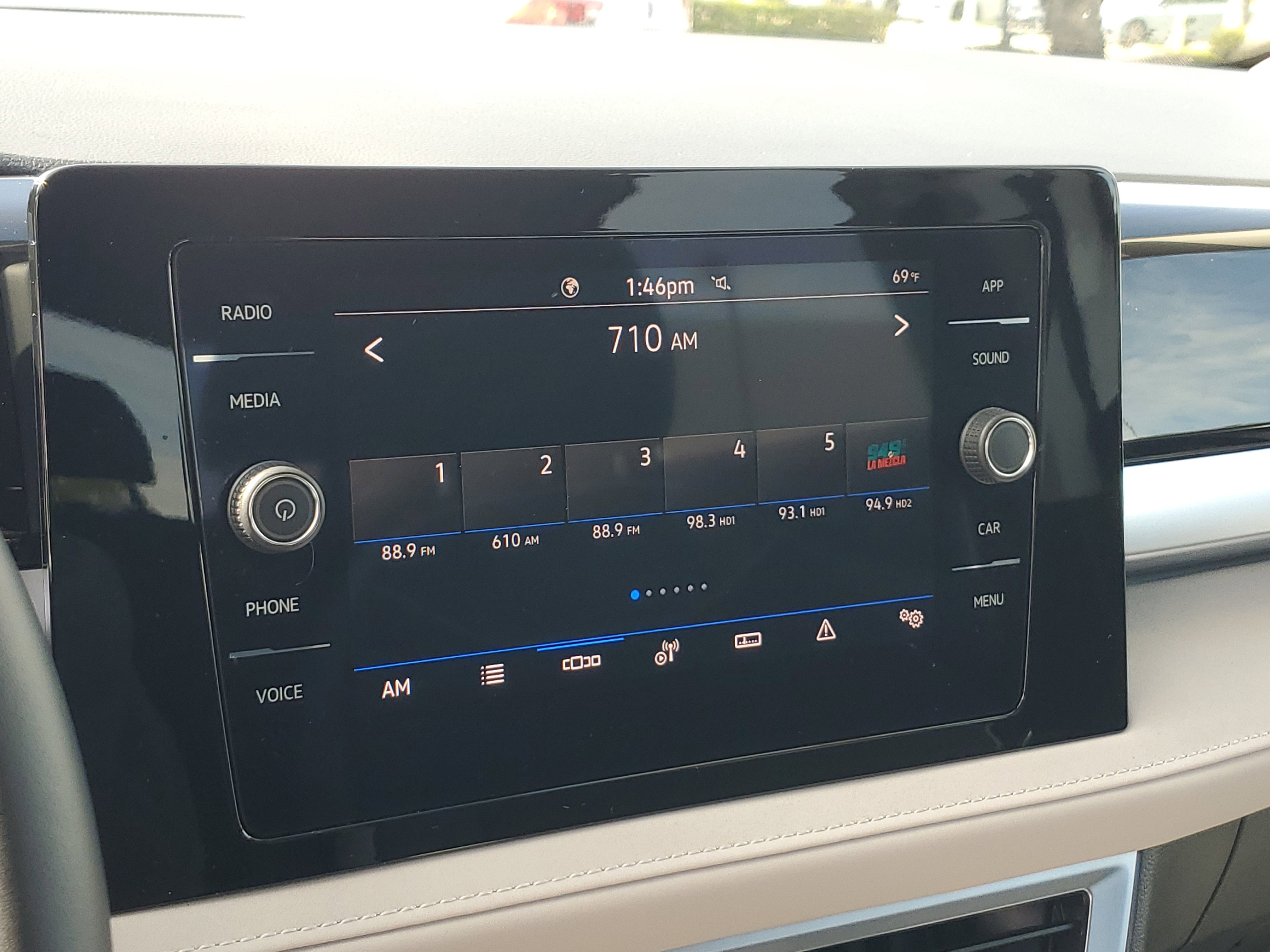 Used 2025 Volkswagen Taos SE image 24