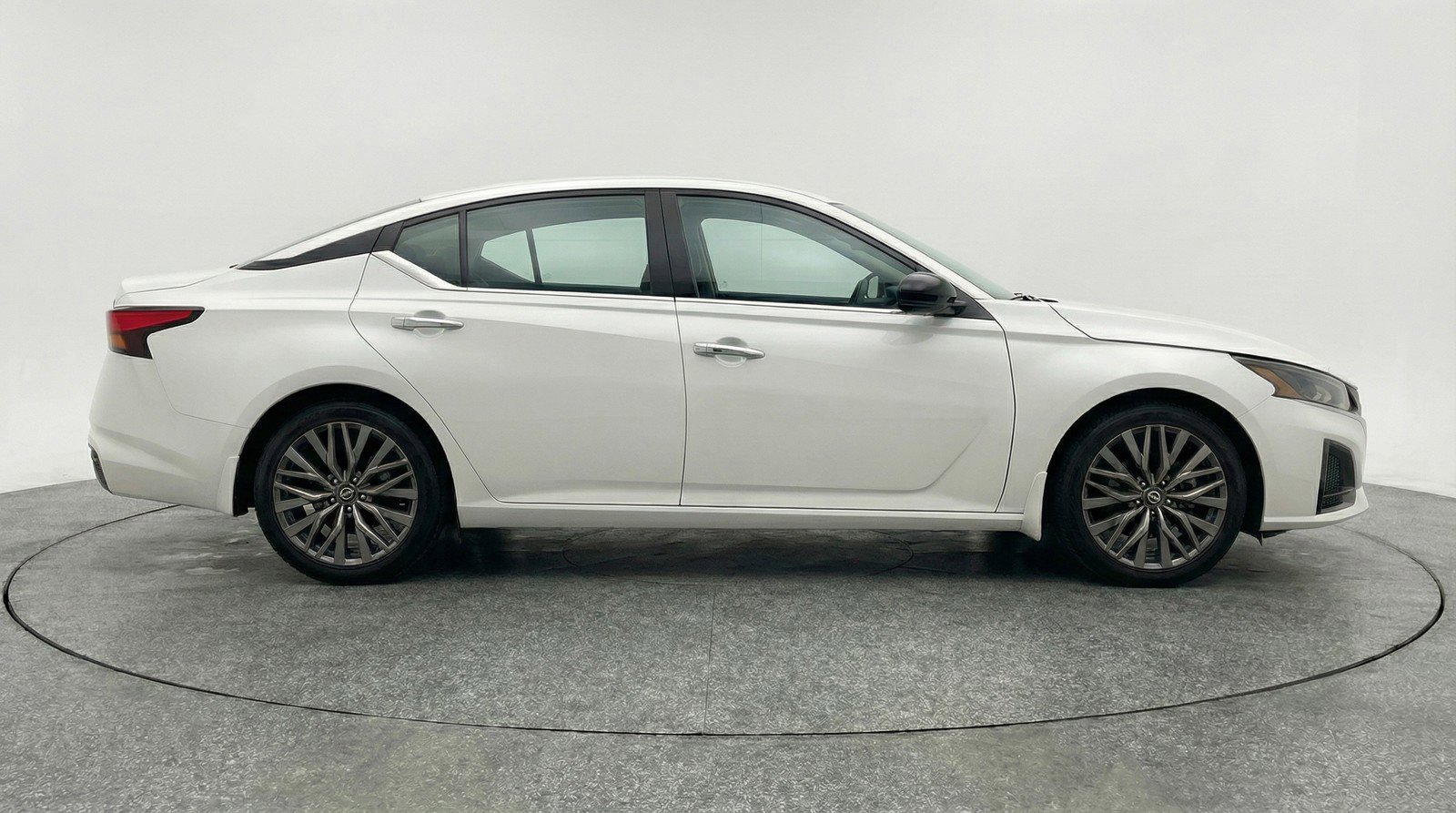 Used 2025 Nissan Altima 2.5 SV image 11