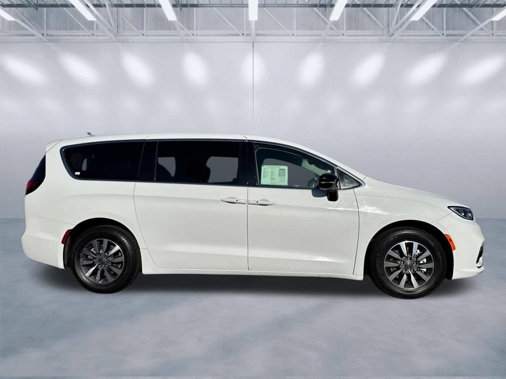 Used 2024 Chrysler Pacifica Limited FWD image 3