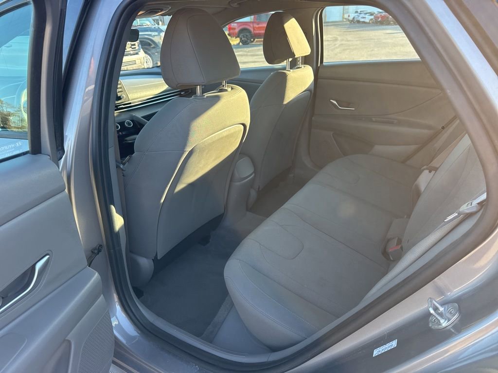 Used 2021 Hyundai Elantra SE image 12