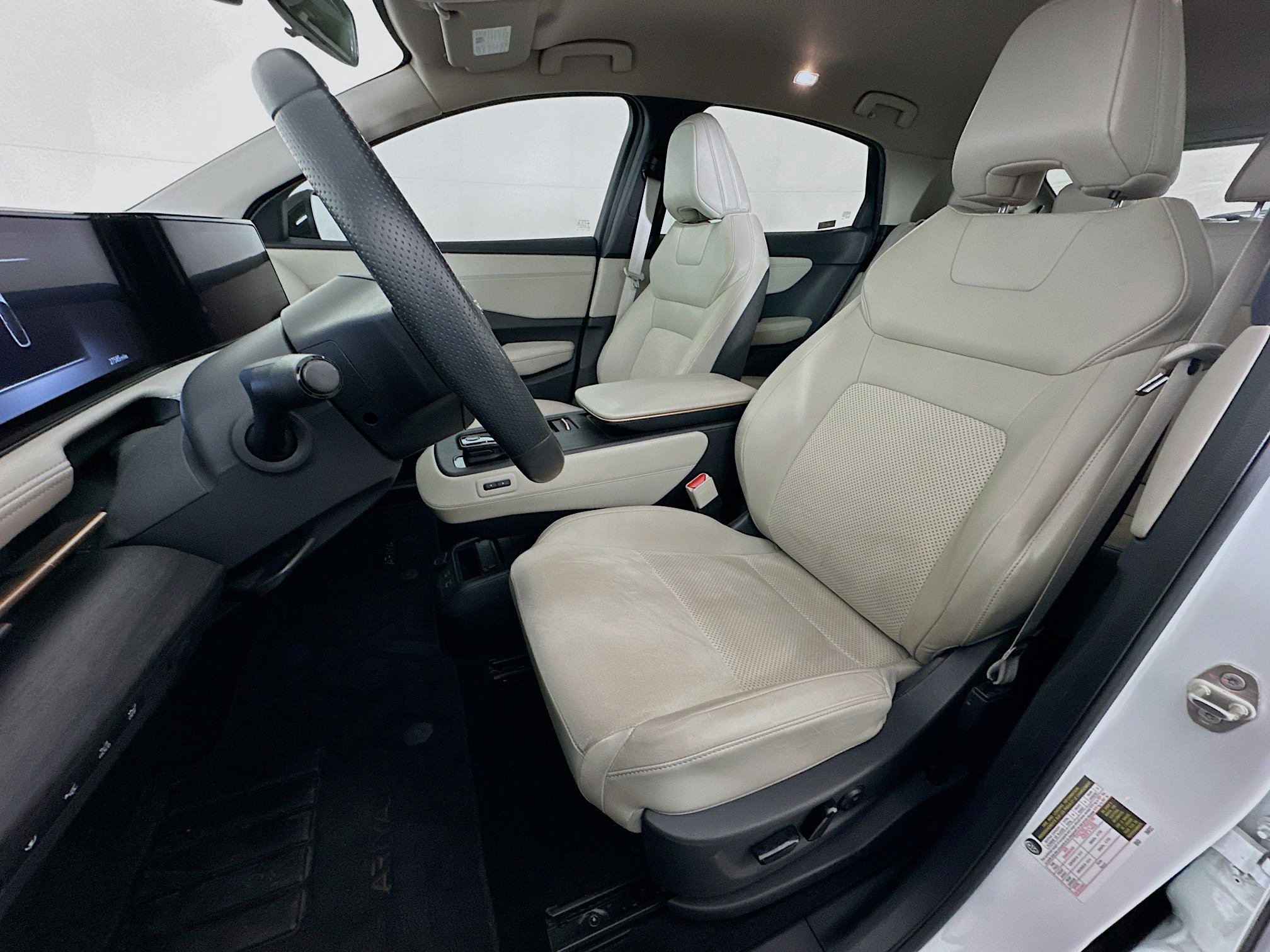 Used 2023 Nissan Ariya FWD image 13