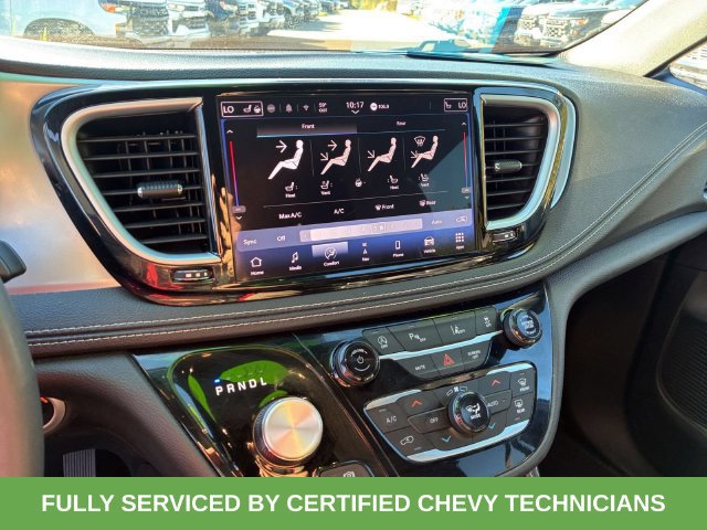 Used 2025 Chrysler Pacifica Limited FWD image 28