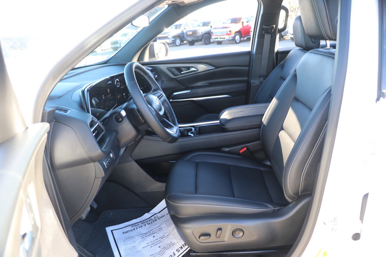 Used 2025 Chevrolet Traverse LT image 13