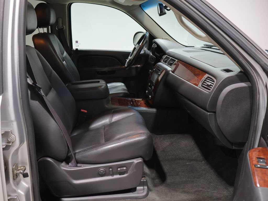 Used 2013 Chevrolet Avalanche LTZ AWD/4WD image 24