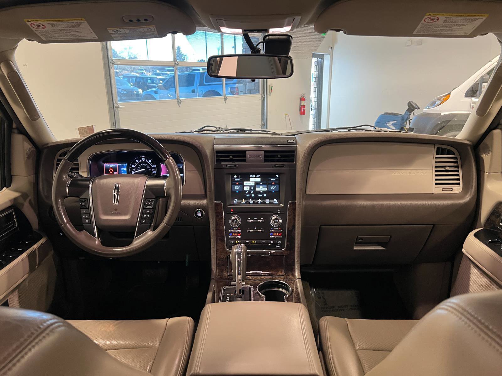 Used 2017 Lincoln Navigator Select image 26