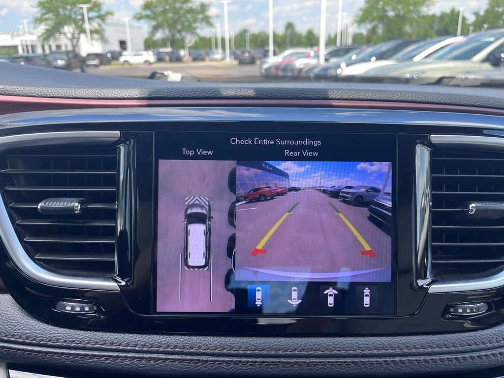 Used 2019 Chrysler Pacifica Limited w/ Tire & Wheel Group FWD image 16
