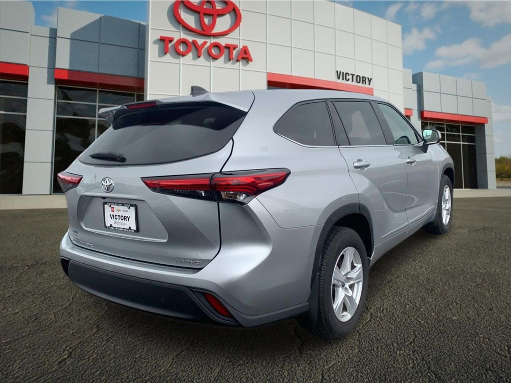 Used 2023 Toyota Highlander LE image 3
