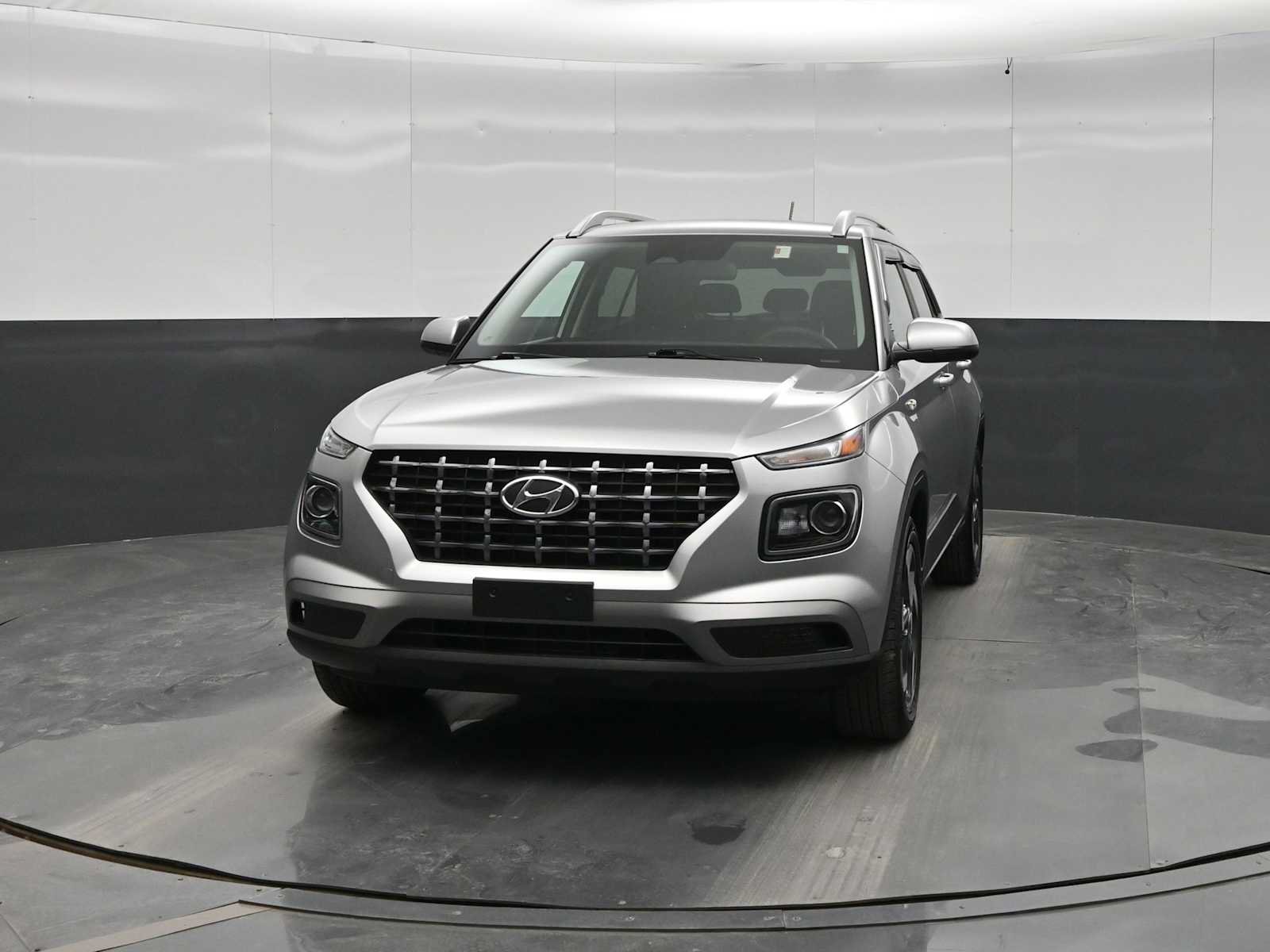 Used 2024 Hyundai Venue SEL FWD image 3