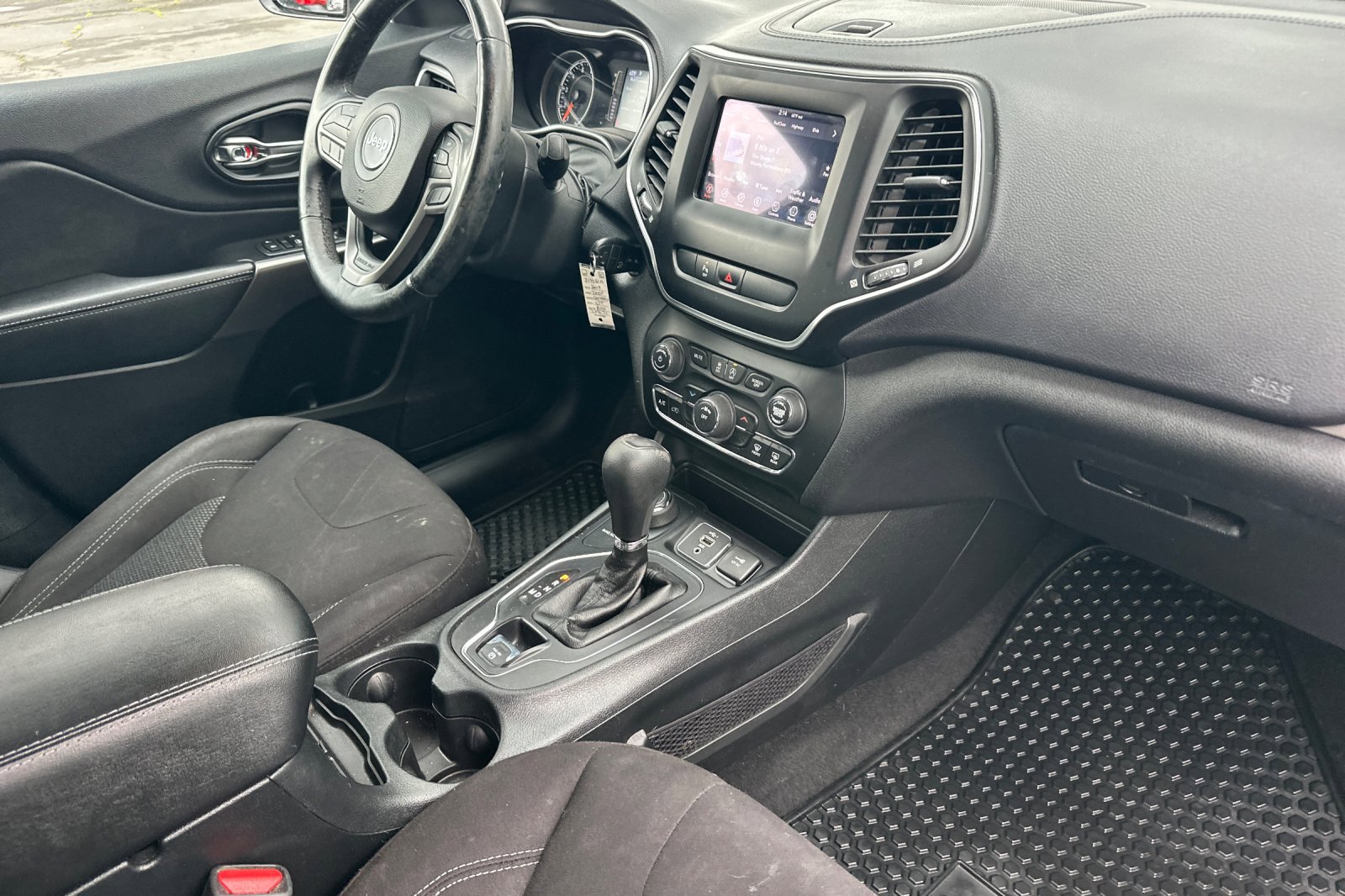 Used 2019 Jeep Cherokee Latitude w/ Cold Weather Group image 16