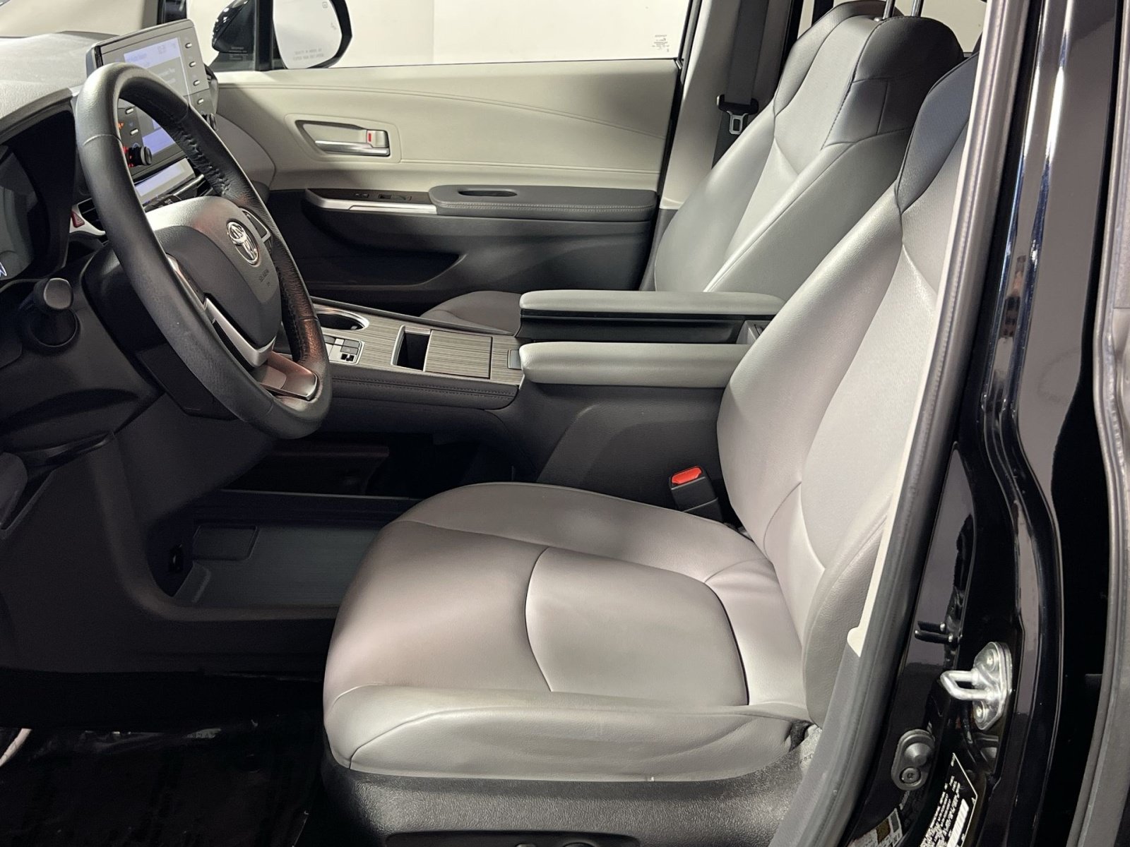 Used 2022 Toyota Sienna XLE FWD image 13