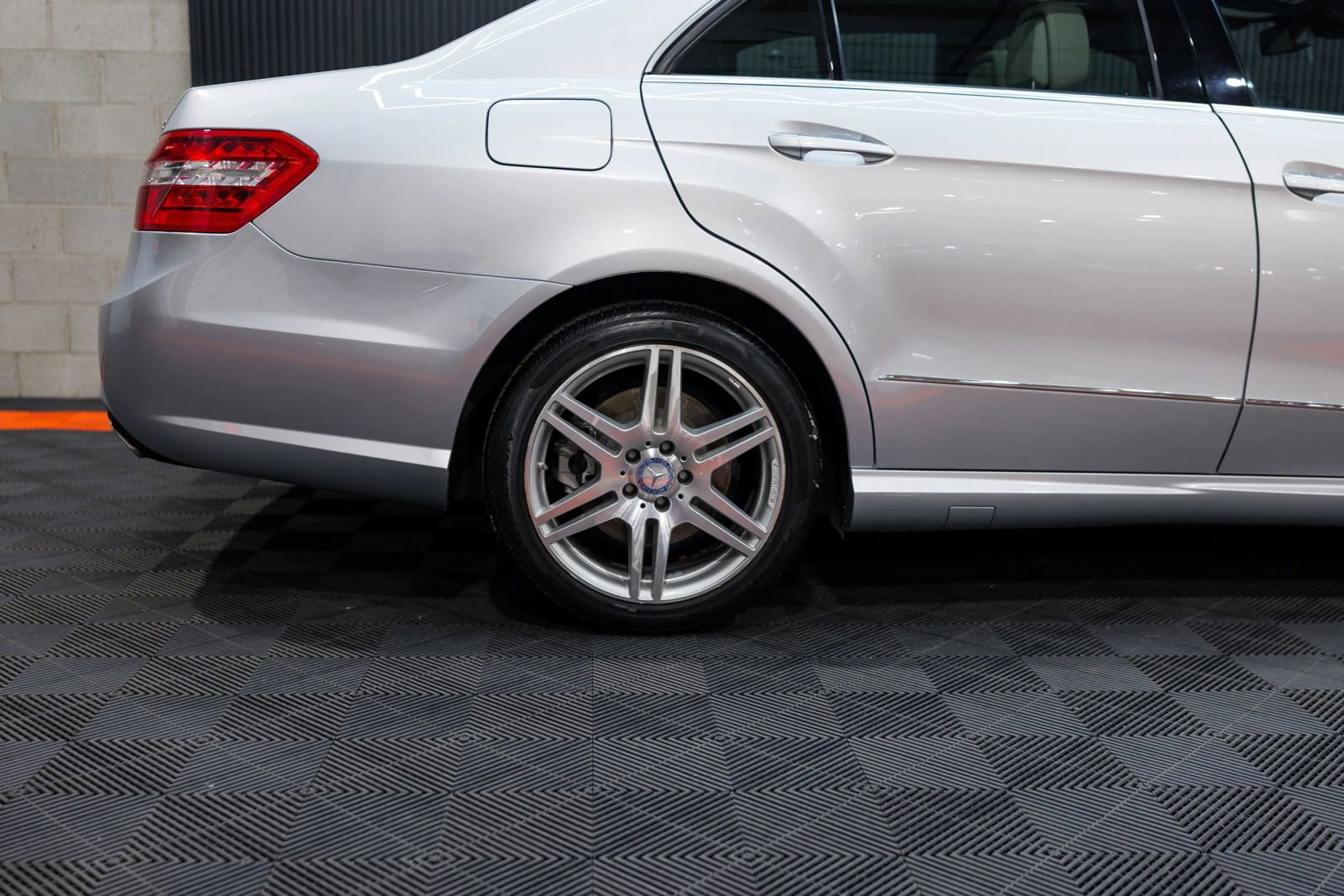 Used 2010 Mercedes-Benz E 550 4MATIC Sedan image 12